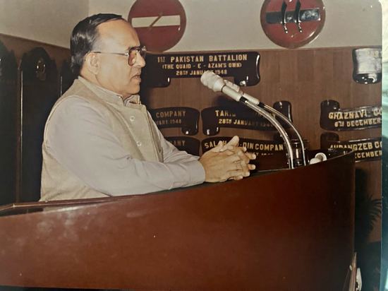 Dr. Zahoor Ahmad Azhar lecturing cadets at the Pakistan Military Academy, Kakul